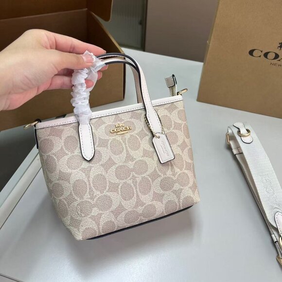 Coach's classic Mollie Tote bag Size: 25 x 22 - Picture 2 of 8